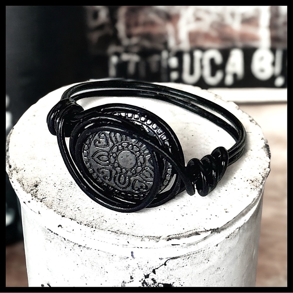 5 For $25💫Alternative Black Wire Ring With a Gunmetal Medallion Accent